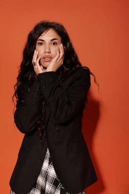 Güzel genç öğrenci eşsiz bir stil sergiliyor ve hareketli bir atmosferde düşünceli bir şekilde poz veriyor..