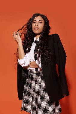 Kendine güvenen genç bir öğrenci şık bir şekilde poz verir..