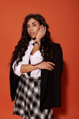 Genç bir kadın, yaratıcılığı ateşleyen şık bir ortamda özgüvenle poz verir..