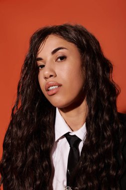 Güzel genç öğrenci modern estetiği kendine güvenen bir ifade ve canlı bir zemin ile sergiliyor.