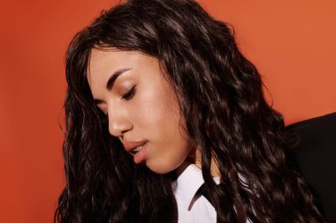 Genç bir öğrenci güzelliğini ve tarzını dikkat çekici bir pozda sergiliyor..