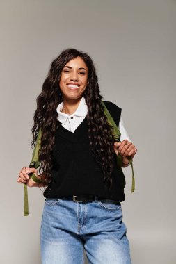 Şık giyinmiş neşeli genç bir kadın pozitif enerji ve öğrenci titreşimleri yayar..