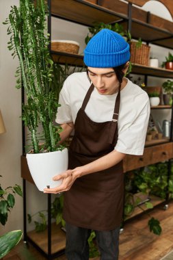Genç adam büyük bir fabrikayı ustalıkla parlak, yeşil bir stüdyoya naklediyor..