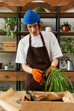 Samimi bir stüdyoda genç bir adam dikkatlice canlı bitkileri naklederken doğayla iç içe..