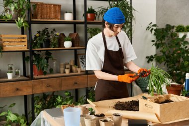Yakışıklı genç adam çiçek nakletmeye odaklanıyor. Etrafı yemyeşil bahçelerle çevrili..