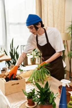 Genç bir adam yetenekli bir şekilde şık bir stüdyoda bitki naklediyor ve yeteneğini sergiliyor..