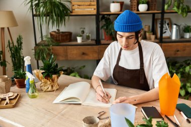 Genç bir adam bahçıvanlık faaliyetlerini parlak, yeşil bir stüdyoda kaydediyor..