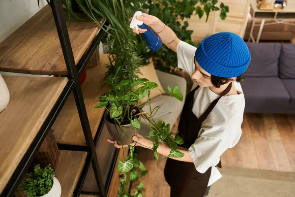 Yakışıklı genç adam, parlak ve davetkar bir stüdyoda dikkatlice yeşillik naklediyor.