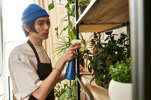 Genç adam bitkilere özenle bakıyor, kapalı bir stüdyoda büyümelerini sağlıyor..