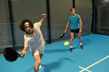 İki hevesli genç sporcu yeteneklerini sergileyerek heyecan verici bir Padel oyununa girişiyor..