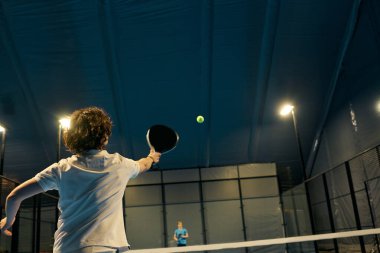 Tutkulu padel oyuncuları, sahada oynanan bir karşılaşmada yeteneklerini sergiliyorlar..