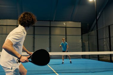 Genç erkekler raketlerle mücadele ederken heyecan verici bir eylem gerçekleşiyor..