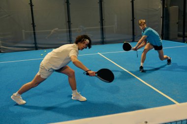 İki genç sporcu heyecan verici bir oyun oynarken yeteneklerini sergiliyorlar..