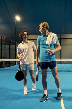 Sahadaki heyecanlı maçtan sonra iki genç adam dostça sohbet ediyor..