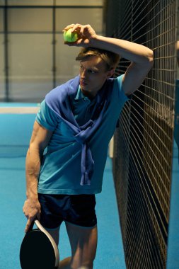 Genç bir sporcu, yetenek ve coşku sergileyerek Padel sahasında hizmet etmeye hazırlanıyor..