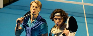 İki genç adam, odaklanmış ve kararlı, canlı Padel kortunda yarışmaya hazır olun, afiş