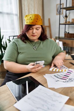 Yaratıcı kadın stüdyosundaki renk paletlerini keşfederken sanatsal tasarımlarla ilgilenir..