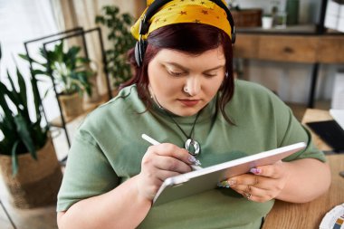 Zarif bir kadın sanatına yaratıcı bir şekilde tasarlanmış bir stüdyoda odaklanır ve yeteneğini sergiler..