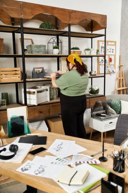 Yaratıcı bir kadın sanat stüdyosunu düzenliyor, eşsiz stili ve sanatsal vizyonunu sergiliyor..