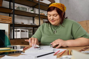 Zarif bir kadın renkli malzemeler ve ilham kaynağıyla dolu bir stüdyoda sanat yaratmaktan zevk alır..