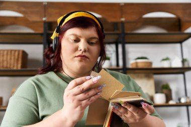 Zarif, güzel bir kadın sanatsal sürecini canlı bir stüdyo içinde derinlemesine yaşıyor..