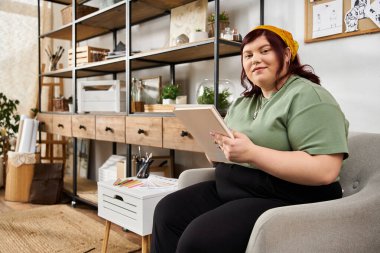 Zarif bir kadın sanat stüdyosunda dinleniyor, yaratıcı bir aktiviteye dalmış..