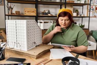 Zarif ve güzel bir kadın, parlak bir sanat stüdyosunda yaratıcılıkla meşgul oluyor..