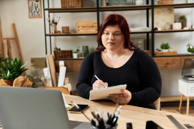 Güzel bir kadın sanatsal ifadeyle ilgilenir, şık, renkli bir sanat stüdyosunda fikirler çizer..