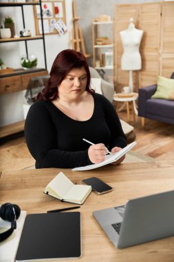 Güzel bir kadın, şık bir stüdyoda sanatsal bir atmosferle çevrili bir defterde yazar..
