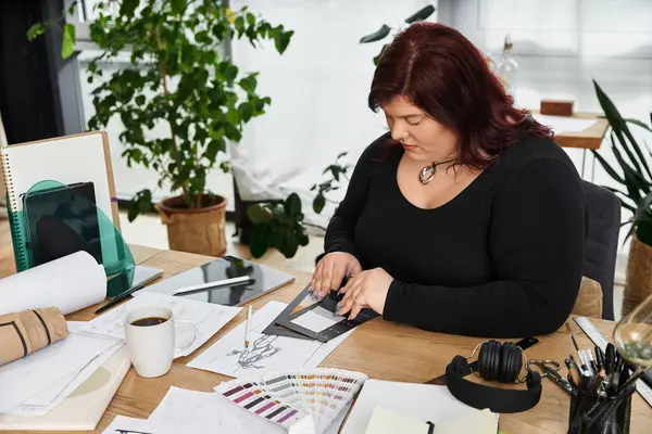 Renkli paletleri ve çizimleri olan canlı bir sanat stüdyosunda tasarım yapan bir kadın..