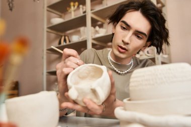 Yetenekli bir zanaatkar atölyesinde güzel bir çömlek yaparken yaratıcılık akıyor..