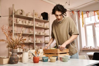 Seramik işler yapan şık bir adam, canlı bir çömlek atölyesinde sanat ve yaratıcılık sergiliyor..