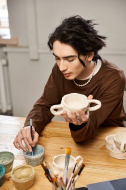 Yetenekli bir çömlekçi canlı renkler ve sanatsal araçlar arasında çalışır..