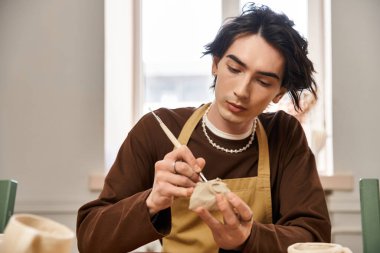 Yetenekli bir adam çömlekçilik yapıyor, yaratıcılık ve sanatsal yapıyı barışçıl bir stüdyoda birleştiriyor..