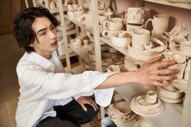 Şık bir adam canlı bir çömlek atölyesinde eşsiz seramik keşfeder, yaratıcılığı ön plana çıkarır..