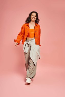 Canlı bir kadın zarif adımlarla modern moda sergiliyor..