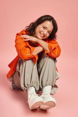 Genç bir kadın eşsiz tarzını gösterirken neşeyle ışıldıyor..