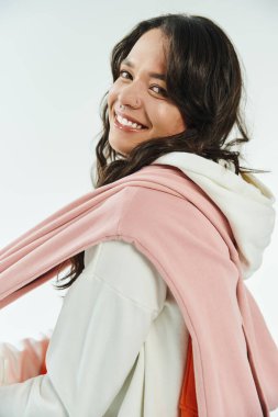 Çekici kadın moda tarzını sergiliyor. Canlı bir ortamda güven ve neşe saçıyor..