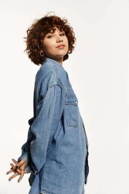 Kot gömlek ve kot pantolon giyen kendine güvenen genç bir kadın yaz havası yayar..