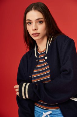 Modaya uygun genç bir kadın kendine güvenerek poz veriyor. Canlı ve çekici bir elbise..