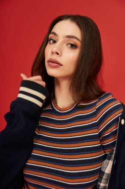 Genç bir kadın kendine has moda anlayışını sergiliyor, kendine güvenen rengarenk kıyafetleriyle..