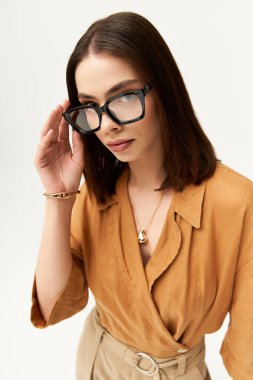 Şık, genç bir kadın şık ve şık bir şekilde poz veriyor. Benzersiz tarzını sergiliyor..