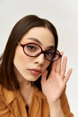 Genç ve güzel kadın şık pozlar veriyor, şık kıyafetlerini ve şık göz kıyafetlerini vurguluyor..