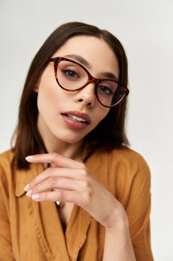 Modaya uygun genç bir kadın kendine güvenerek şık aksesuarlarını sergiliyor..