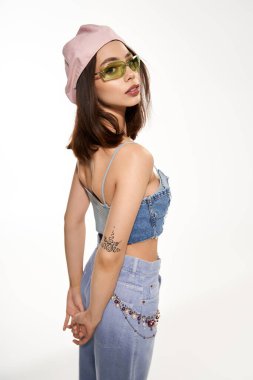 Canlı giysiler, kadınların tarzını ve kişiliğini mükemmel bir şekilde ön plana çıkarıyor. Kendine güveni tam..