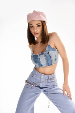 Şık bir kadın kendine güvenerek renkli kıyafetler giyer ve son moda yeteneğini sergiler..