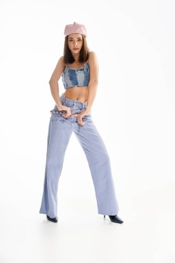 Genç bir kadın şık giyinip modern yetenekleri sanatsal ifadelerle harmanlıyor..