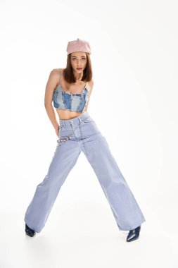 Genç bir kadın kendine güveni tam, şık ve modern bir ortamda..