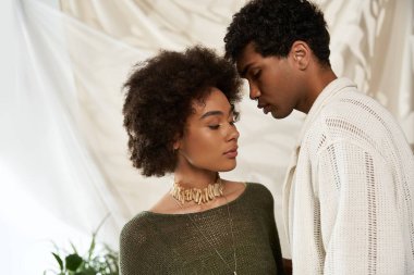 Genç bir çift, şık ve samimi bir ortamda sevgi ve bağlılık saçar..