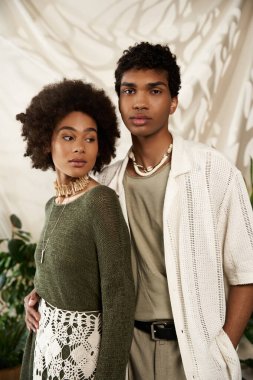 Genç bir çift birbirine yakın duruyor. Sıcak ve davetkar bir atmosferde sevgi ve tarz yayıyorlar..